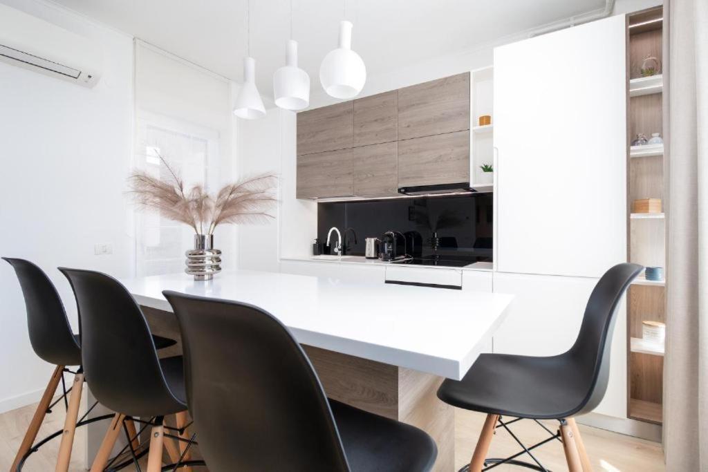 Charlotte Apartment - 2Bedrooms W Parking Near Nymphaea Oradea Phòng bức ảnh