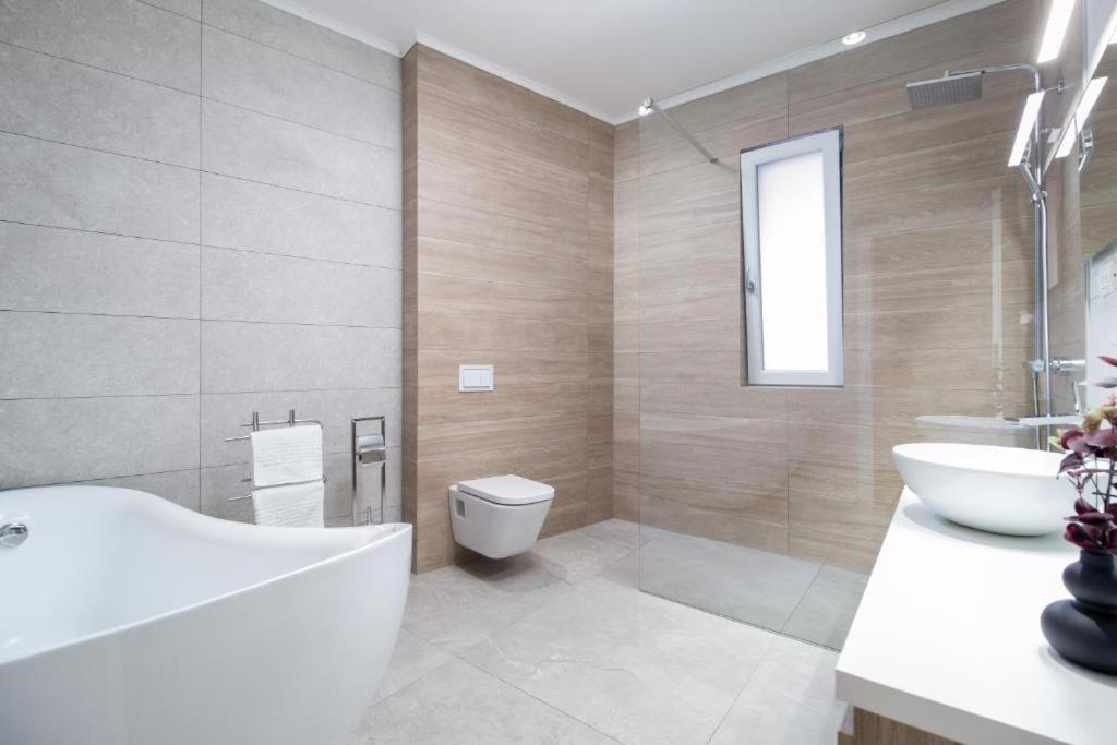 Charlotte Apartment - 2Bedrooms W Parking Near Nymphaea Oradea Phòng bức ảnh