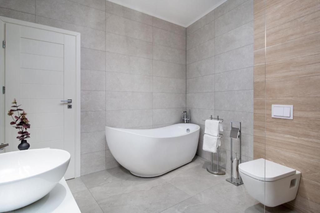 Charlotte Apartment - 2Bedrooms W Parking Near Nymphaea Oradea Phòng bức ảnh